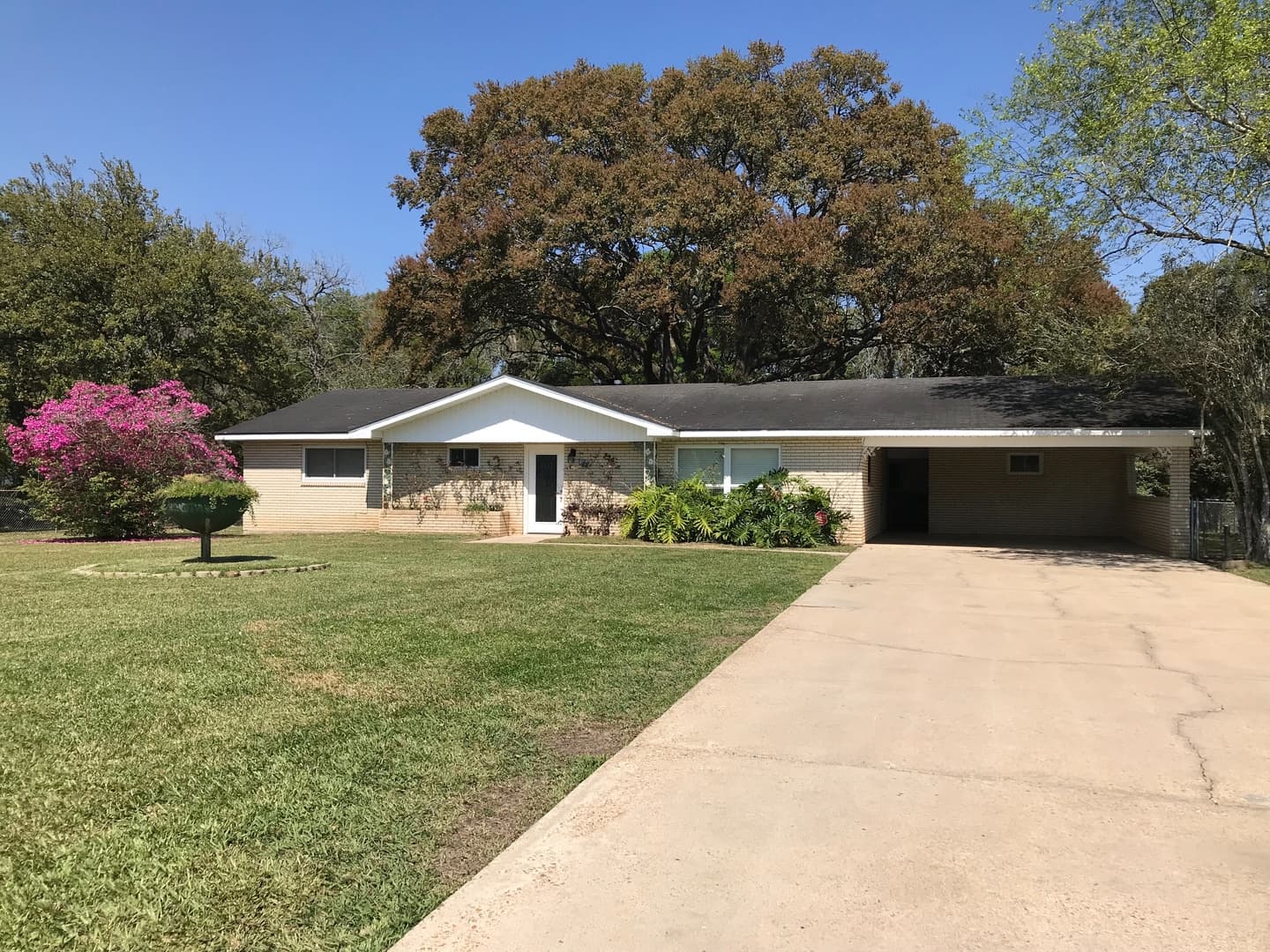 3 bedroom 2 1/2 bath brick home with outdoor party room can be used as third bedroom, on Acreage
